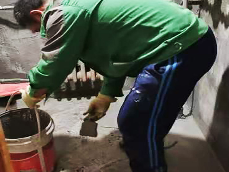 衛(wèi)生間墻地面刷防水：在涂刷防水涂層之前，先要清理墻面和地面。同時(shí)，要用連接的氣泵皮管吹盡陰角處的浮層，要量出防水層的高度并劃出基準(zhǔn)線，刷防水涂料時(shí)要先刷基準(zhǔn)線以下位置，并在墻面和地面連接陰角處刷成八字，上下交叉，交接處接應(yīng)有200mm，不得有漏刷情況出現(xiàn)。 墻角涂刷完成后，沿基準(zhǔn)線涂刷墻體：第一遍涂刷墻面時(shí)，應(yīng)上下縱向涂刷，第二遍涂刷墻體，應(yīng)左右橫向涂刷。 地面防水涂料的涂刷應(yīng)該從房間里側(cè)向門口涂刷，地面水管接口處尤其要仔細(xì)涂刷，不能有任何遺漏。 在涂刷完防水涂料后，不能立刻貼瓷鉆，還必須對(duì)衛(wèi)生間等空間進(jìn)行防水測(cè)試。防水測(cè)試具體辦法是：堵住衛(wèi)生間排水口、地漏等，然后將衛(wèi)生間積水2~3cm。24小時(shí)后到樓下查看是否有水滲漏，一旦發(fā)現(xiàn)有滲水痕跡，必須馬上返工。如果等到墻地磚鋪貼完畢才發(fā)現(xiàn)防水滲漏的問題，則必須將墻地磚全部敲掉重新做防水，這樣的話工程量和損耗會(huì)增大很多。