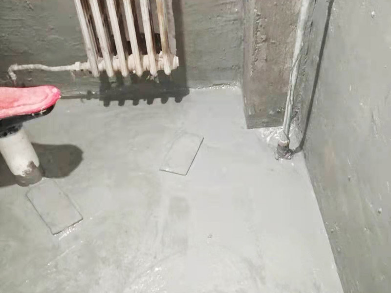 衛(wèi)生間墻地面刷防水：在涂刷防水涂層之前，先要清理墻面和地面。同時(shí)，要用連接的氣泵皮管吹盡陰角處的浮層，要量出防水層的高度并劃出基準(zhǔn)線，刷防水涂料時(shí)要先刷基準(zhǔn)線以下位置，并在墻面和地面連接陰角處刷成八字，上下交叉，交接處接應(yīng)有200mm，不得有漏刷情況出現(xiàn)。 墻角涂刷完成后，沿基準(zhǔn)線涂刷墻體：第一遍涂刷墻面時(shí)，應(yīng)上下縱向涂刷，第二遍涂刷墻體，應(yīng)左右橫向涂刷。 地面防水涂料的涂刷應(yīng)該從房間里側(cè)向門口涂刷，地面水管接口處尤其要仔細(xì)涂刷，不能有任何遺漏。 在涂刷完防水涂料后，不能立刻貼瓷鉆，還必須對(duì)衛(wèi)生間等空間進(jìn)行防水測(cè)試。防水測(cè)試具體辦法是：堵住衛(wèi)生間排水口、地漏等，然后將衛(wèi)生間積水2~3cm。24小時(shí)后到樓下查看是否有水滲漏，一旦發(fā)現(xiàn)有滲水痕跡，必須馬上返工。如果等到墻地磚鋪貼完畢才發(fā)現(xiàn)防水滲漏的問題，則必須將墻地磚全部敲掉重新做防水，這樣的話工程量和損耗會(huì)增大很多。