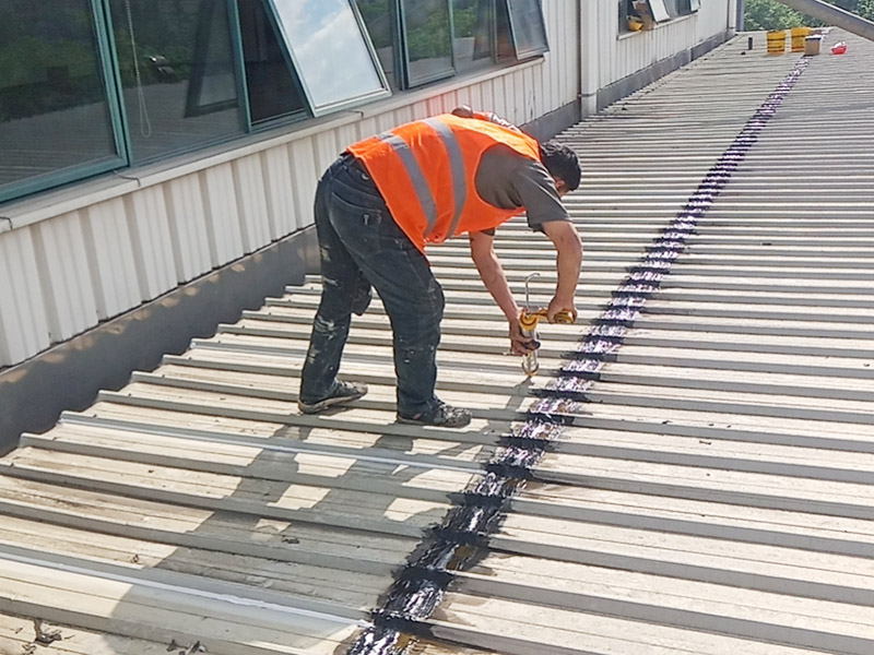 輕鋼瓦屋頂防水打膠:清理基層，施工前要將基層表面的塵土和雜物清理干凈，然后用熱熔法改性瀝青卷材對防水層施工前在水落口、管根、陰陽角等細部先做好附加層。 1、陰雨天氣不能進行防水工作和保溫施工。 2、卷材的防水層質(zhì)量要符合要求，干燥程度要達到一定標準。 3、屋頂?shù)墓战恰⑻鞙虾途聿拇罱?、水落口等?jié)點部位，要鋪貼牢固，要符合屋面防水工程技術(shù)規(guī)范。 4、防水卷材鋪貼時基層和卷材之間的排氣要充分，避免過度拉緊和皺褶。 5、防水卷材鋪貼要順直，要嚴格按照基層的彈標線來施工。 6、鋪設(shè)保溫層時一定要保護好防水層。