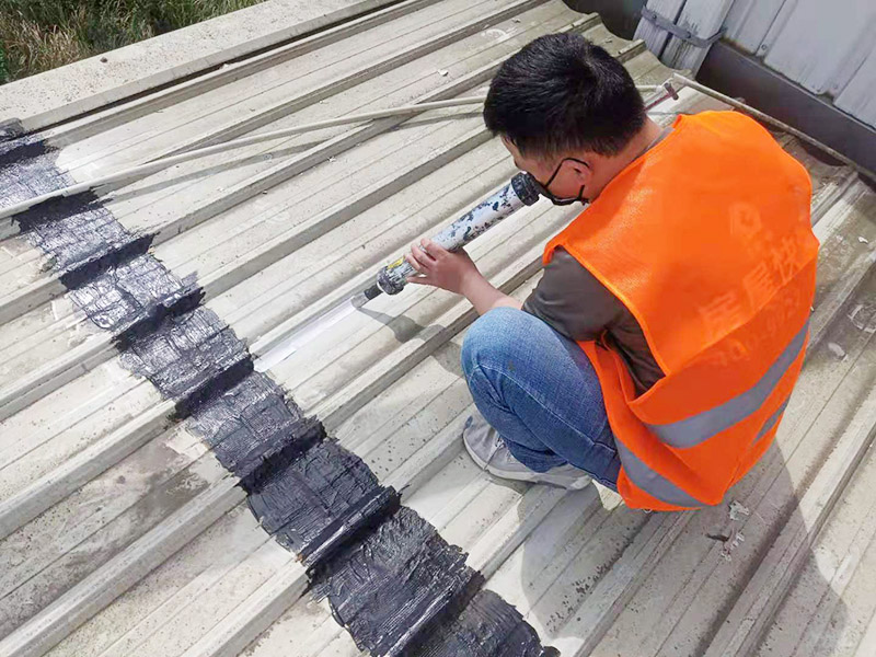 輕鋼瓦屋頂防水打膠:清理基層，施工前要將基層表面的塵土和雜物清理干凈，然后用熱熔法改性瀝青卷材對防水層施工前在水落口、管根、陰陽角等細部先做好附加層。 1、陰雨天氣不能進行防水工作和保溫施工。 2、卷材的防水層質(zhì)量要符合要求，干燥程度要達到一定標準。 3、屋頂?shù)墓战?、天溝和卷材搭接、水落口等?jié)點部位，要鋪貼牢固，要符合屋面防水工程技術(shù)規(guī)范。 4、防水卷材鋪貼時基層和卷材之間的排氣要充分，避免過度拉緊和皺褶。 5、防水卷材鋪貼要順直，要嚴格按照基層的彈標線來施工。 6、鋪設(shè)保溫層時一定要保護好防水層。