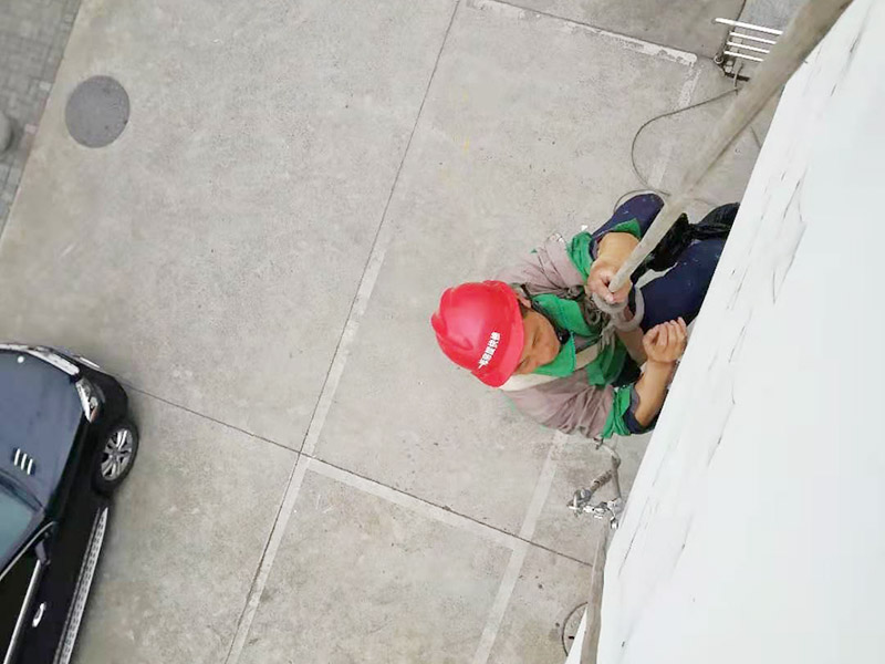 外墻店招拆除安裝：1、搭腳手架，面積比較大的時候，都是用這種方法比較方便。 2、起重機起吊，面積不是很大而且是整體安裝的話一般是這種方法好。 3、蜘蛛人吊裝，還有一類是安裝獨立的招牌字的話一般用蜘蛛人吊裝。 這三種方法也是靈活來用，有時候三種都用得上