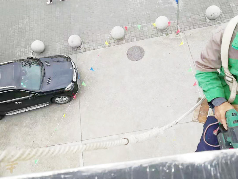 外墻店招拆除安裝：1、搭腳手架，面積比較大的時候，都是用這種方法比較方便。 2、起重機起吊，面積不是很大而且是整體安裝的話一般是這種方法好。 3、蜘蛛人吊裝，還有一類是安裝獨立的招牌字的話一般用蜘蛛人吊裝。 這三種方法也是靈活來用，有時候三種都用得上