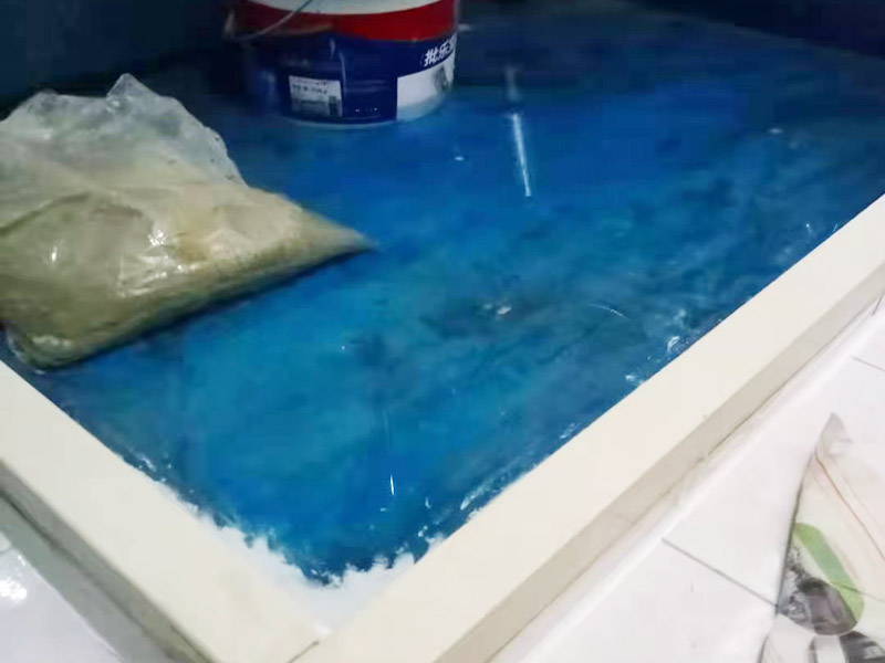 浴室防水裝修：首先要將墻面地面都要清潔干凈，這點(diǎn)非常重要，不能有散沙、土、石塊等干擾基層。如果基層開發(fā)商做的很不好的話，表面還要刷一層界面劑以防止墻面表面起沙。用噴壺將陰角部分和管根部分噴水，噴水的主要目的就是防止墻面吸收了堵漏寶太多的水分，造成堵漏寶沒有和墻面凝結(jié)在一起。那么噴多少水呢，建議以表面沒有明顯積水為宜。刷完以后，將第一遍堵漏上鋪好網(wǎng)格布，主要是防止堵漏初凝以后裂開。然后進(jìn)行第二遍涂刷堵漏，刷完就要進(jìn)行下面柔韌性防水涂刷的步驟了。