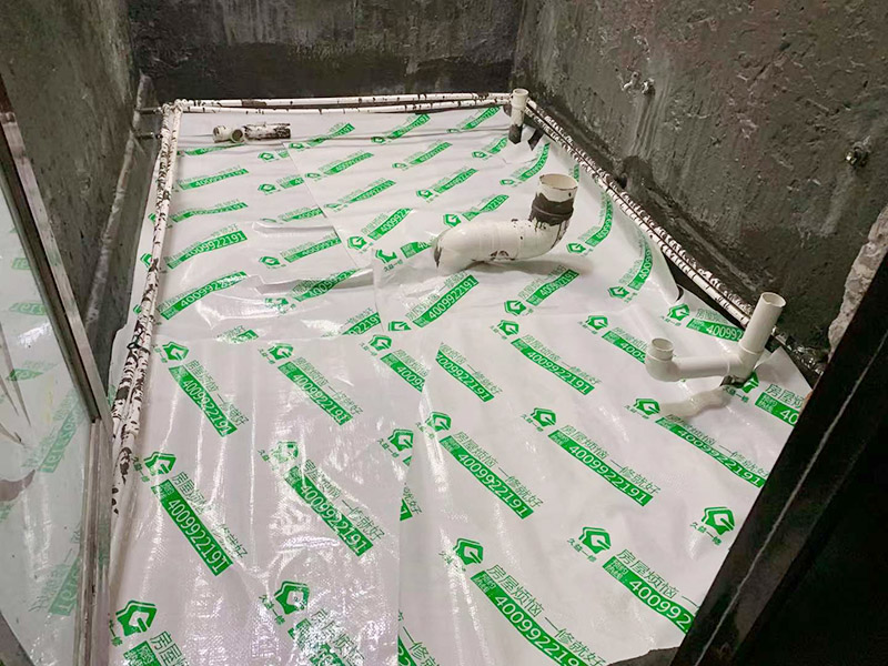 衛(wèi)生間改造閉水試驗(yàn)：將不需要或是不滿意的地方進(jìn)行拆除后，留下的成品需要進(jìn)行施工保護(hù)，防止磕碰到，還可防止被上面的重物或是棱角碰壞。將這些不滿意的地方進(jìn)行拆除，且拆除之后的垃圾也要及時(shí)清理，避免阻礙施工進(jìn)程。做好防水處理也是衛(wèi)生間改造的重要一步。因?yàn)樾l(wèi)生間的水、水蒸氣極其常見(jiàn)，防水做不好極易導(dǎo)致墻面潮濕、發(fā)霉，電路出現(xiàn)問(wèn)題等的情況。衛(wèi)生間墻面上要做大約30厘米的防水涂料，以防積水浸透墻面，且要保證涂刷厚度均勻，還需要處理好地面和墻面交界處的各類(lèi)管件的涂刷。待防水處理完全確定后，等待地面干透就可以做后續(xù)的工程了。