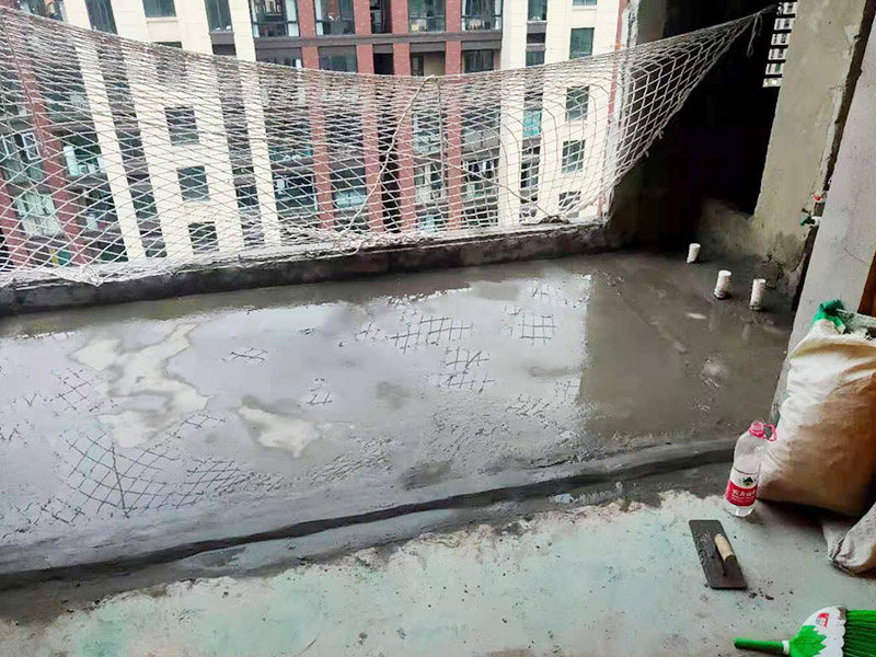 陽臺清理刷防水：在涂刷防水涂層之前，先要清理墻面和地面。同時，要用連接的氣泵皮管吹盡陰角處的浮層，在涂刷防水涂層之前，要量出防水層的高度并劃出基準線。刷防水涂料時要先刷基準線以下位置，并在墻面和地面連接陰角處刷成八字，上下交叉，交接處接應有200mm，不得有漏刷情況出現(xiàn)。 墻角涂刷完成后，沿基準線涂刷墻體：第一遍涂刷墻面時，應上下縱向涂刷，第二遍涂刷墻體，應左右橫向涂刷。 地面防水涂料的涂刷應該從房間里側(cè)向門口涂刷，地面水管接口處尤其要仔細涂刷，不能有任何遺漏。 在涂刷完防水涂料后，不能立刻貼瓷鉆，