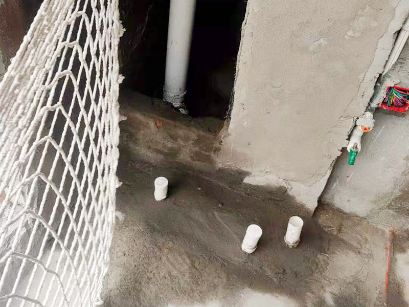 陽臺清理刷防水：在涂刷防水涂層之前，先要清理墻面和地面。同時，要用連接的氣泵皮管吹盡陰角處的浮層，在涂刷防水涂層之前，要量出防水層的高度并劃出基準線。刷防水涂料時要先刷基準線以下位置，并在墻面和地面連接陰角處刷成八字，上下交叉，交接處接應有200mm，不得有漏刷情況出現(xiàn)。 墻角涂刷完成后，沿基準線涂刷墻體：第一遍涂刷墻面時，應上下縱向涂刷，第二遍涂刷墻體，應左右橫向涂刷。 地面防水涂料的涂刷應該從房間里側(cè)向門口涂刷，地面水管接口處尤其要仔細涂刷，不能有任何遺漏。 在涂刷完防水涂料后，不能立刻貼瓷鉆，