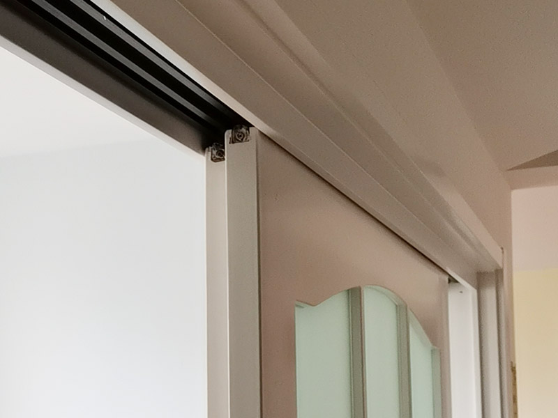 移門維修安裝：吊軌式推拉門的性能和出現(xiàn)的故障：吊軌推拉門主要也是以木門為主，其主要分布在各家隔斷、廚房、衛(wèi)生間等，衣柜里用的很少。這種門子沒有下滑道，只有一根單槽上滑道，下面只安裝了一個定位器，這種門子很好用，順暢無噪音，也很少出現(xiàn)問題。 折疊推拉門的性能和出現(xiàn)的故障：折疊門主要分布在門廳柜、廚房、衛(wèi)生間、儲藏室等，折疊門上、下各有一根單槽滑道，這種門子很容易出現(xiàn)問題，其主要是五金配件老化原因，因為這種門子的配件以塑料為主。