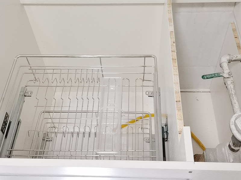 櫥柜安裝案例：安裝地柜前，工人應(yīng)該對(duì)廚房地面進(jìn)行清掃，以便準(zhǔn)確測(cè)量地面水平。安裝時(shí)如果櫥柜與地面不能達(dá)到水平，櫥柜柜門(mén)的縫隙就無(wú)法平衡，安裝工人使用水平尺對(duì)地面、墻面進(jìn)行測(cè)量后就能了解地面水平情況，最后調(diào)整櫥柜水平。 地柜安裝完畢后則可以進(jìn)行吊柜安裝，安裝吊柜時(shí)，為了保證膨脹螺栓的水平，需要在墻面畫(huà)出水平線，一般情況下水平線與臺(tái)面的距離為650毫米，我們可以根據(jù)自身身高的情況，向工人提出地柜與吊柜之間距離的調(diào)整，以方便日后使用。