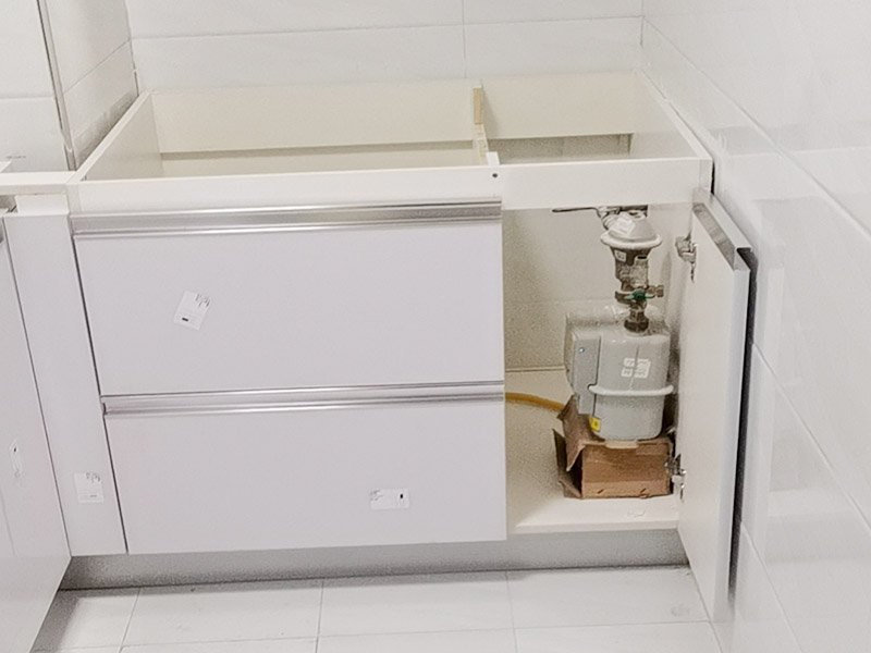 櫥柜安裝案例：安裝地柜前，工人應(yīng)該對(duì)廚房地面進(jìn)行清掃，以便準(zhǔn)確測(cè)量地面水平。安裝時(shí)如果櫥柜與地面不能達(dá)到水平，櫥柜柜門(mén)的縫隙就無(wú)法平衡，安裝工人使用水平尺對(duì)地面、墻面進(jìn)行測(cè)量后就能了解地面水平情況，最后調(diào)整櫥柜水平。 地柜安裝完畢后則可以進(jìn)行吊柜安裝，安裝吊柜時(shí)，為了保證膨脹螺栓的水平，需要在墻面畫(huà)出水平線，一般情況下水平線與臺(tái)面的距離為650毫米，我們可以根據(jù)自身身高的情況，向工人提出地柜與吊柜之間距離的調(diào)整，以方便日后使用。