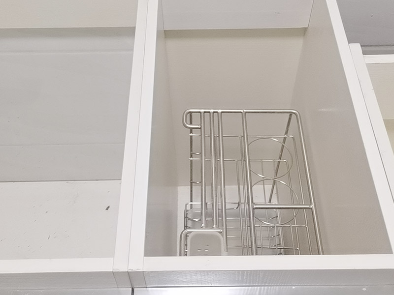 櫥柜安裝案例：安裝地柜前，工人應(yīng)該對(duì)廚房地面進(jìn)行清掃，以便準(zhǔn)確測(cè)量地面水平。安裝時(shí)如果櫥柜與地面不能達(dá)到水平，櫥柜柜門(mén)的縫隙就無(wú)法平衡，安裝工人使用水平尺對(duì)地面、墻面進(jìn)行測(cè)量后就能了解地面水平情況，最后調(diào)整櫥柜水平。 地柜安裝完畢后則可以進(jìn)行吊柜安裝，安裝吊柜時(shí)，為了保證膨脹螺栓的水平，需要在墻面畫(huà)出水平線，一般情況下水平線與臺(tái)面的距離為650毫米，我們可以根據(jù)自身身高的情況，向工人提出地柜與吊柜之間距離的調(diào)整，以方便日后使用。