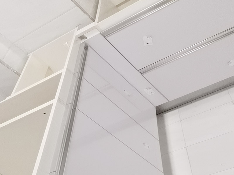 櫥柜安裝案例：安裝地柜前，工人應(yīng)該對(duì)廚房地面進(jìn)行清掃，以便準(zhǔn)確測(cè)量地面水平。安裝時(shí)如果櫥柜與地面不能達(dá)到水平，櫥柜柜門(mén)的縫隙就無(wú)法平衡，安裝工人使用水平尺對(duì)地面、墻面進(jìn)行測(cè)量后就能了解地面水平情況，最后調(diào)整櫥柜水平。 地柜安裝完畢后則可以進(jìn)行吊柜安裝，安裝吊柜時(shí)，為了保證膨脹螺栓的水平，需要在墻面畫(huà)出水平線，一般情況下水平線與臺(tái)面的距離為650毫米，我們可以根據(jù)自身身高的情況，向工人提出地柜與吊柜之間距離的調(diào)整，以方便日后使用。