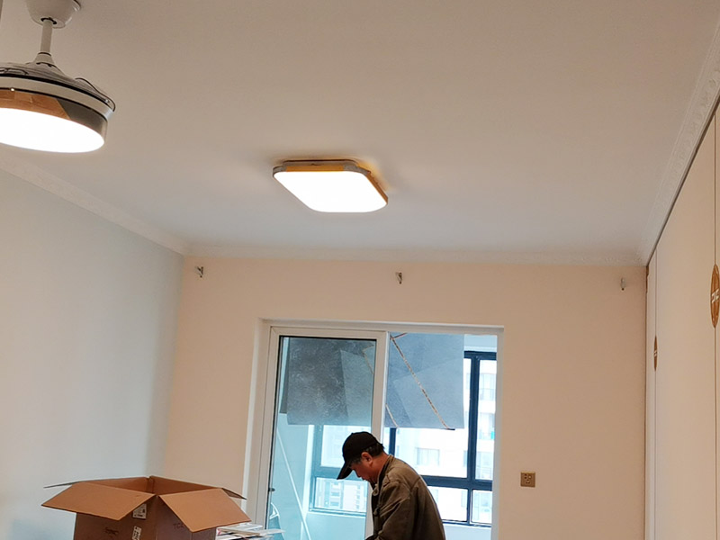 燈具安裝：開始進(jìn)行房頂?shù)臏y量，進(jìn)行找中就是房間的正中，一般都有房屋基礎(chǔ)留的電線盒，但是他只是大概的中，需要我們進(jìn)行南北東西的測量找出房頂?shù)恼?。用鉛筆畫上記號。將燈具的固定底座的中心與房頂找的中心重合，然后底座固定的點位就是固定螺栓的點位，然后打眼，打眼現(xiàn)在一般的重的燈（超過10斤）/客廳燈用鐵膨脹螺栓10號轉(zhuǎn)頭打眼；如果是比較輕的燈用塑料脹管即可8號轉(zhuǎn)頭打眼。