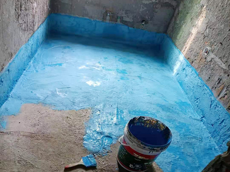 衛(wèi)生間墻地面刷防水：在涂刷防水涂層之前，先要清理墻面和地面。同時，要用連接的氣泵皮管吹盡陰角處的浮層，要量出防水層的高度并劃出基準(zhǔn)線，刷防水涂料時要先刷基準(zhǔn)線以下位置，并在墻面和地面連接陰角處刷成八字，上下交叉，交接處接應(yīng)有200mm，不得有漏刷情況出現(xiàn)。 墻角涂刷完成后，沿基準(zhǔn)線涂刷墻體：第一遍涂刷墻面時，應(yīng)上下縱向涂刷，第二遍涂刷墻體，應(yīng)左右橫向涂刷。地面防水涂料的涂刷應(yīng)該從房間里側(cè)向門口涂刷，地面水管接口處尤其要仔細涂刷，不能有任何遺漏。 在涂刷完防水涂料后，不能立刻貼瓷鉆，還必須對衛(wèi)生間等空間進行防水測試。