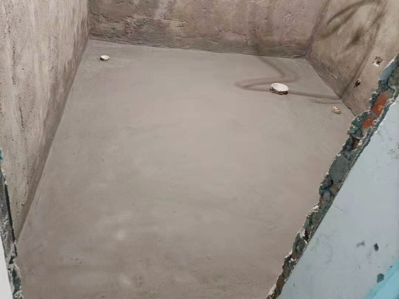 衛(wèi)生間墻地面刷防水：在涂刷防水涂層之前，先要清理墻面和地面。同時，要用連接的氣泵皮管吹盡陰角處的浮層，要量出防水層的高度并劃出基準(zhǔn)線，刷防水涂料時要先刷基準(zhǔn)線以下位置，并在墻面和地面連接陰角處刷成八字，上下交叉，交接處接應(yīng)有200mm，不得有漏刷情況出現(xiàn)。 墻角涂刷完成后，沿基準(zhǔn)線涂刷墻體：第一遍涂刷墻面時，應(yīng)上下縱向涂刷，第二遍涂刷墻體，應(yīng)左右橫向涂刷。地面防水涂料的涂刷應(yīng)該從房間里側(cè)向門口涂刷，地面水管接口處尤其要仔細涂刷，不能有任何遺漏。 在涂刷完防水涂料后，不能立刻貼瓷鉆，還必須對衛(wèi)生間等空間進行防水測試。