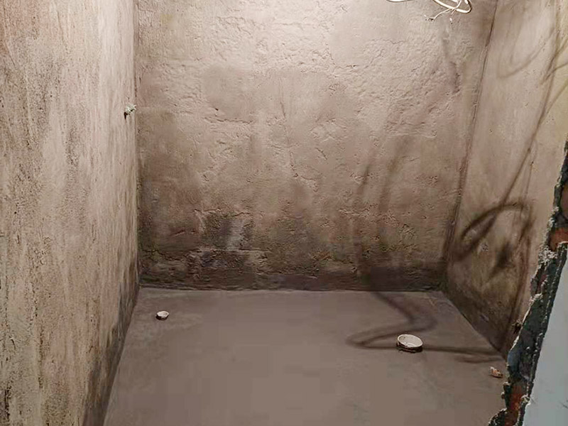 衛(wèi)生間墻地面刷防水：在涂刷防水涂層之前，先要清理墻面和地面。同時，要用連接的氣泵皮管吹盡陰角處的浮層，要量出防水層的高度并劃出基準(zhǔn)線，刷防水涂料時要先刷基準(zhǔn)線以下位置，并在墻面和地面連接陰角處刷成八字，上下交叉，交接處接應(yīng)有200mm，不得有漏刷情況出現(xiàn)。 墻角涂刷完成后，沿基準(zhǔn)線涂刷墻體：第一遍涂刷墻面時，應(yīng)上下縱向涂刷，第二遍涂刷墻體，應(yīng)左右橫向涂刷。地面防水涂料的涂刷應(yīng)該從房間里側(cè)向門口涂刷，地面水管接口處尤其要仔細涂刷，不能有任何遺漏。 在涂刷完防水涂料后，不能立刻貼瓷鉆，還必須對衛(wèi)生間等空間進行防水測試。