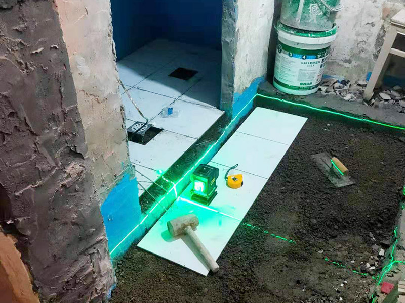 地面貼磚維修：干鋪法：首先要把基層用水澆濕，除去雜物和浮沙。再抹結(jié)合層，需要注意的是要使用1：3的干性水泥漿，按照水平線探鋪平整，然后再把磚放在沙漿上用膠皮錘振實(shí)。這時(shí)再把地面磚取下澆抹水泥漿，然后把地面磚放實(shí)振平就可以了。采用干鋪法可以有效地避免鋪裝過(guò)程中造成的空鼓、氣泡等現(xiàn)象發(fā)生。但是干鋪法的技術(shù)含量比較高，所以費(fèi)用也會(huì)比較貴。 濕鋪法，這種鋪貼方法與干鋪法不同之處在于將1：3的干性水泥漿替換成水泥沙漿和普通水。需要注意的是這種鋪貼法在鋪貼過(guò)程中容易產(chǎn)生氣泡和空鼓，這樣就會(huì)影響地磚的使用壽命。也是因?yàn)檫@種原因使其價(jià)格便宜，操作簡(jiǎn)單。