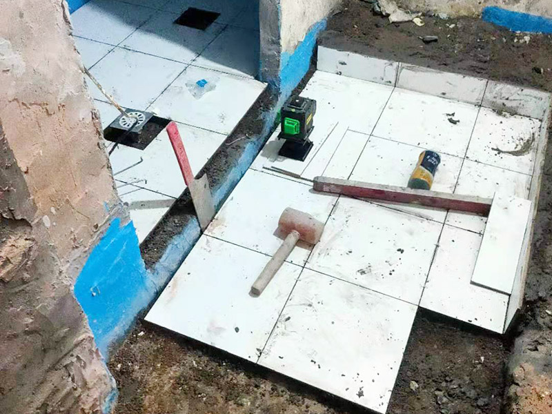 地面貼磚維修：干鋪法：首先要把基層用水澆濕，除去雜物和浮沙。再抹結(jié)合層，需要注意的是要使用1：3的干性水泥漿，按照水平線探鋪平整，然后再把磚放在沙漿上用膠皮錘振實(shí)。這時(shí)再把地面磚取下澆抹水泥漿，然后把地面磚放實(shí)振平就可以了。采用干鋪法可以有效地避免鋪裝過(guò)程中造成的空鼓、氣泡等現(xiàn)象發(fā)生。但是干鋪法的技術(shù)含量比較高，所以費(fèi)用也會(huì)比較貴。 濕鋪法，這種鋪貼方法與干鋪法不同之處在于將1：3的干性水泥漿替換成水泥沙漿和普通水。需要注意的是這種鋪貼法在鋪貼過(guò)程中容易產(chǎn)生氣泡和空鼓，這樣就會(huì)影響地磚的使用壽命。也是因?yàn)檫@種原因使其價(jià)格便宜，操作簡(jiǎn)單。