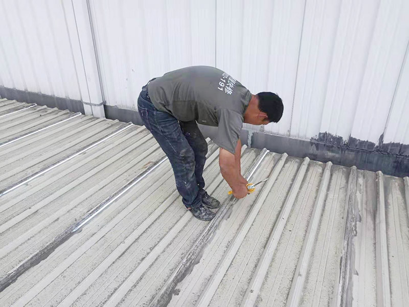 屋面防水打膠維修：1．一般在在干燥基面上施工防水涂料前應先濕潤基面至無明水為準，若基面潮濕但無明水可直接施工。 2．按配比先將防水漿料乳液倒入拌料桶中，然后再將粉料倒入，充分攪拌至均勻、無料粒糊狀，靜置十分鐘后再攪拌一下，效果更佳。