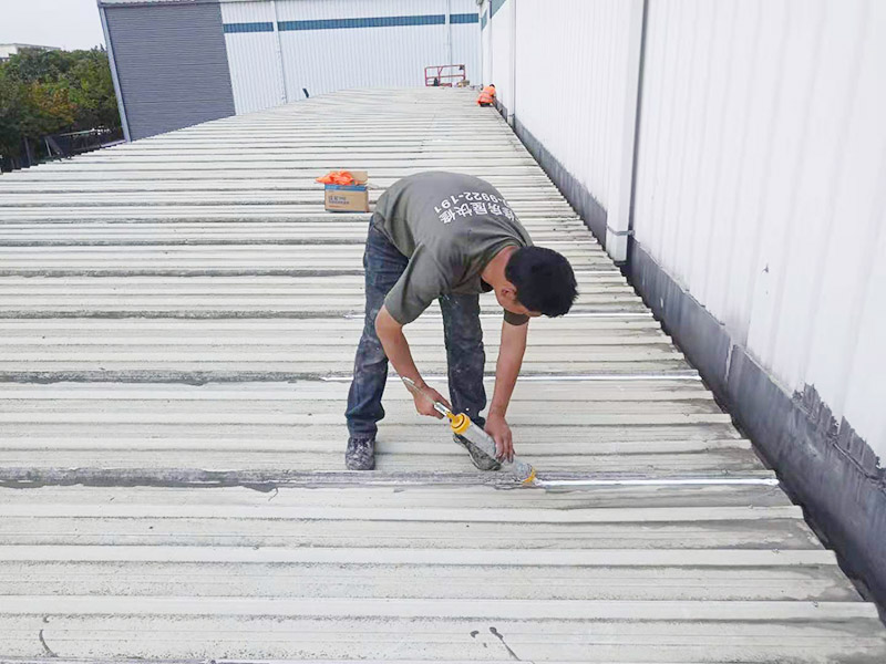 屋面防水打膠維修：1．一般在在干燥基面上施工防水涂料前應先濕潤基面至無明水為準，若基面潮濕但無明水可直接施工。 2．按配比先將防水漿料乳液倒入拌料桶中，然后再將粉料倒入，充分攪拌至均勻、無料粒糊狀，靜置十分鐘后再攪拌一下，效果更佳。