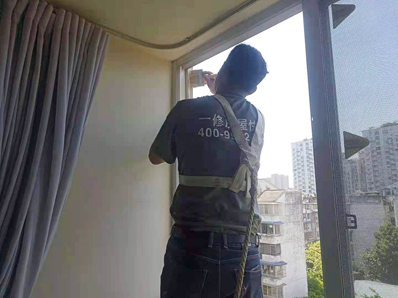 門窗漏水維修：首先將窗框與墻之間縫隙內的所有填充物都要剔除干凈，然后還用吹風機吹掃干凈。接著就是使用發(fā)泡膠來填縫，注意盡量把縫隙的填滿保證密實。這樣就把窗框和洞口之間的縫隙封閉起來，以此防止漏水。