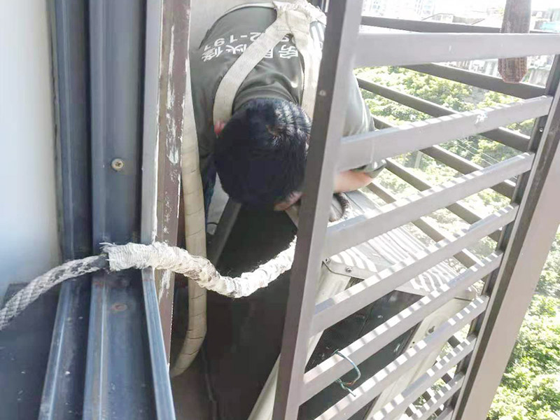 空調(diào)外機墻面維修：墻面修補，一定要做好基層的處理，如果您家是二次裝修墻面時，沒有將以前的老墻的墻皮鏟除干凈，或者是只鏟除了表層的膩子，那么修補墻面時，是會遺留下高低不平的部分墻皮的，此后，要是接著上刷界面劑或者膩子，那么很可能就會導(dǎo)致新刷的墻面出現(xiàn)開裂的情況。舊房要是在長期使用中受到了來自外界的沖擊或者震動，是有可能造成局部墻面基層與墻體脫離的。 在修補墻面的時候，要是發(fā)現(xiàn)墻面出現(xiàn)滲水或者發(fā)霉的情況，是可以直接更換水管的，或者是進行修補，具體的操作方法是，先關(guān)閉上閥門，把水源斷開后，然后將水龍頭打開至合