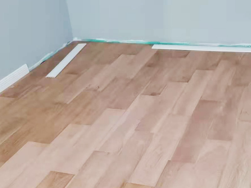 踢腳線安裝施工:一般踢腳線安裝是在墻面、地面、門套、窗套安裝好后進行;若室內(nèi)是打制或定制家具，還需在不可移動的大件家具弄好后才能安裝。室內(nèi)現(xiàn)場達到安裝踢腳線的條件后，對墻面上的灰塵做清潔處理，若有凹凸不平的墻面，一定要弄平整后再施工。 先測量墻面的長度，確定踢腳線的裁切長度。而切口為了不影響表面美觀，通常采用45&deg;斜切的方式，這樣兩邊踢腳線拼合在一起才能更緊密。 貼的時候，踢腳線要先從兩端開始貼，這樣可保持高度一致。對于木質(zhì)、PVC踢腳線，需要鉆孔、打釘來貼。使用專用打孔工具來鉆孔。