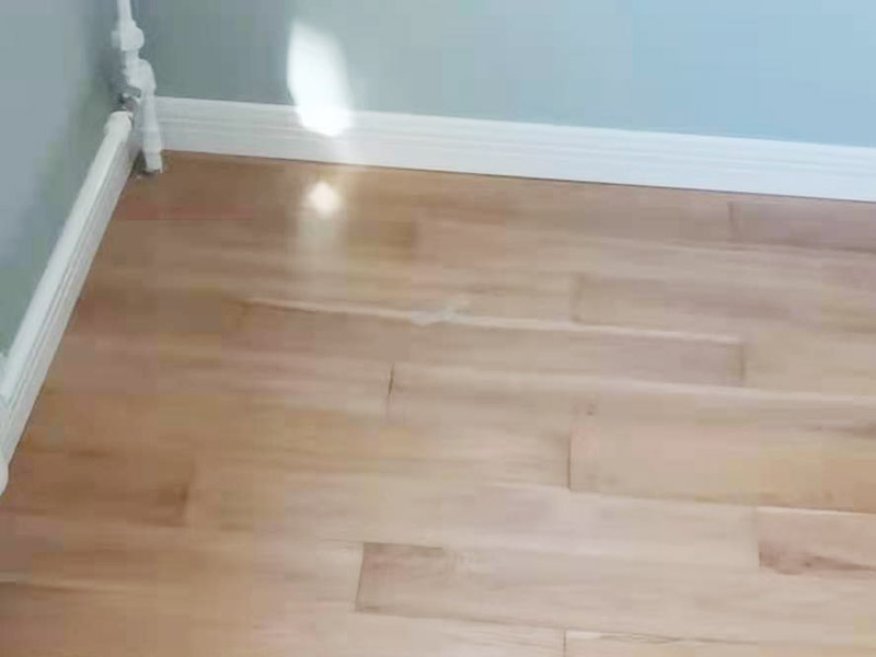 踢腳線安裝施工:一般踢腳線安裝是在墻面、地面、門套、窗套安裝好后進行;若室內(nèi)是打制或定制家具，還需在不可移動的大件家具弄好后才能安裝。室內(nèi)現(xiàn)場達到安裝踢腳線的條件后，對墻面上的灰塵做清潔處理，若有凹凸不平的墻面，一定要弄平整后再施工。 先測量墻面的長度，確定踢腳線的裁切長度。而切口為了不影響表面美觀，通常采用45&deg;斜切的方式，這樣兩邊踢腳線拼合在一起才能更緊密。 貼的時候，踢腳線要先從兩端開始貼，這樣可保持高度一致。對于木質(zhì)、PVC踢腳線，需要鉆孔、打釘來貼。使用專用打孔工具來鉆孔。