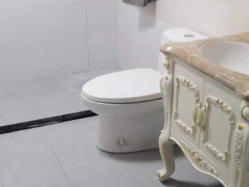 衛(wèi)生間馬桶安裝：第一步：先檢查地面下水口，看其里面是否有垃圾堆積，如果有我們一定要仔細(xì)的檢查并清理干凈。如果清理不好很可能會(huì)引起馬桶堵塞等問(wèn)題。 第二步：將馬桶的出水管先試著安裝放上去，在馬桶的栓孔眼的地方用記號(hào)筆做上記號(hào)，然后再挪開馬桶。 第三步：在做好記號(hào)的地方開一個(gè)直接為1.5-2cm，高度為6cm的孔，然后用水泥將1cm的螺栓捻牢在孔洞里面。然后將馬桶放上去看其是否吻合，檢查好后移開馬桶。然后在馬桶出水管和下水管扣周圍涂上油灰，然后將螺栓孔對(duì)準(zhǔn)捻好的螺栓，擺正擰好。