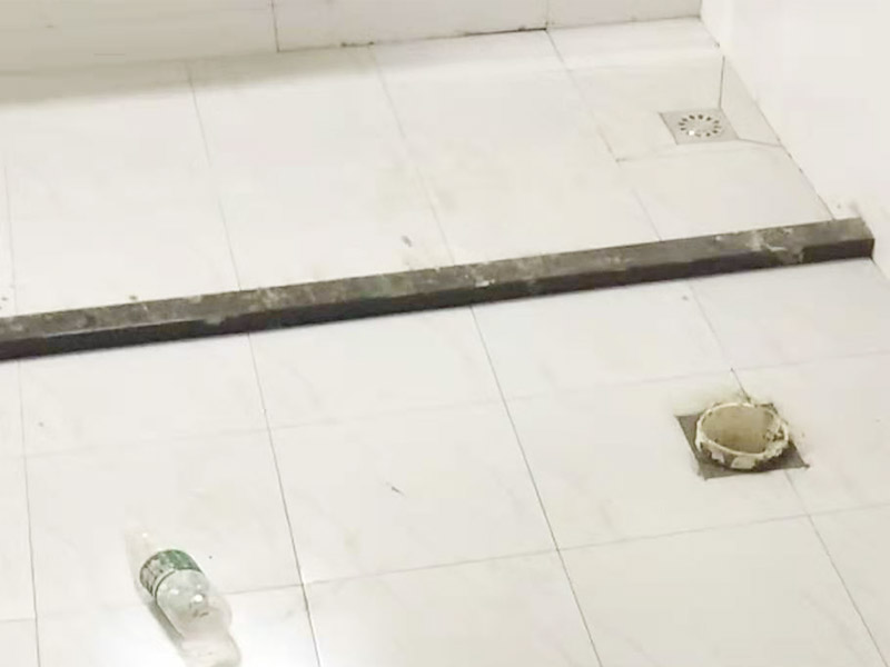 衛(wèi)生間馬桶安裝：第一步：先檢查地面下水口，看其里面是否有垃圾堆積，如果有我們一定要仔細(xì)的檢查并清理干凈。如果清理不好很可能會(huì)引起馬桶堵塞等問(wèn)題。 第二步：將馬桶的出水管先試著安裝放上去，在馬桶的栓孔眼的地方用記號(hào)筆做上記號(hào)，然后再挪開馬桶。 第三步：在做好記號(hào)的地方開一個(gè)直接為1.5-2cm，高度為6cm的孔，然后用水泥將1cm的螺栓捻牢在孔洞里面。然后將馬桶放上去看其是否吻合，檢查好后移開馬桶。然后在馬桶出水管和下水管扣周圍涂上油灰，然后將螺栓孔對(duì)準(zhǔn)捻好的螺栓，擺正擰好。