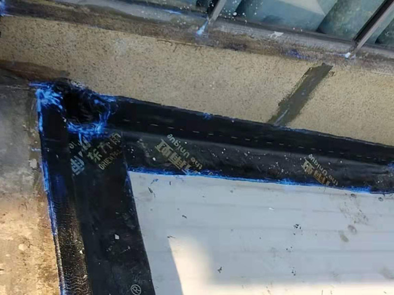 屋頂漏水怎么做？可以用耐候玻璃膠，或密封膠。一是利用玻璃房的坡度加大，將頂面雨水因勢利導(dǎo)的迅速排除；二是利用防水涂料堵塞玻璃桿件間的縫隙，要求無縫、無孔，以防止雨水滲漏。