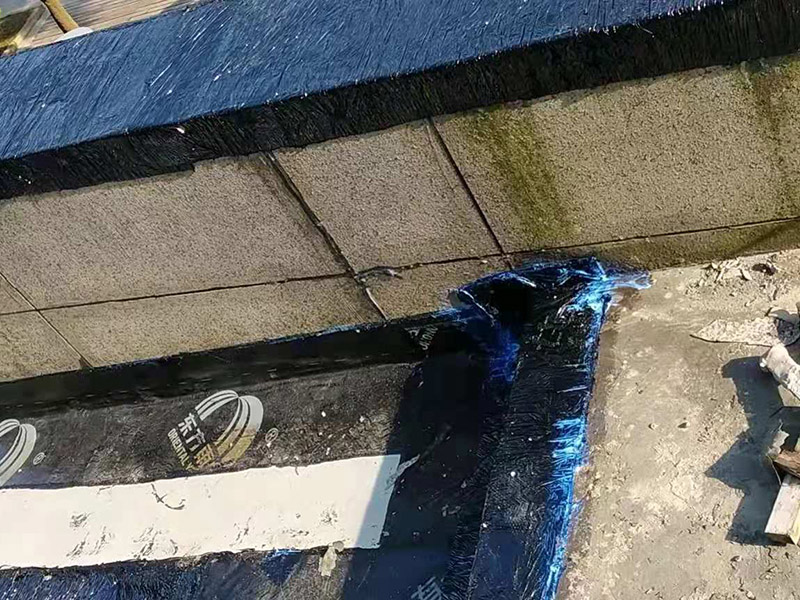 屋頂漏水怎么做？可以用耐候玻璃膠，或密封膠。一是利用玻璃房的坡度加大，將頂面雨水因勢利導(dǎo)的迅速排除；二是利用防水涂料堵塞玻璃桿件間的縫隙，要求無縫、無孔，以防止雨水滲漏。