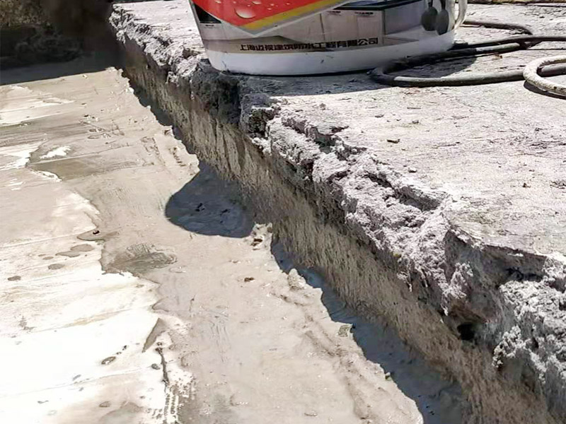 屋頂漏水怎么做？可以用耐候玻璃膠，或密封膠。一是利用玻璃房的坡度加大，將頂面雨水因勢利導(dǎo)的迅速排除；二是利用防水涂料堵塞玻璃桿件間的縫隙，要求無縫、無孔，以防止雨水滲漏。