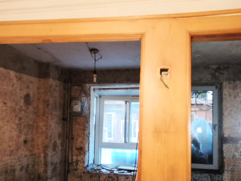 廚衛(wèi)改造施工：改造之前你需要將這些不滿意的地方進(jìn)行拆除，且拆除之后的垃圾也要及時清理，避免阻礙施工進(jìn)程。將不需要或是不滿意的地方進(jìn)行拆除后，留下的成品需要進(jìn)行施工保護(hù)，防止磕碰到，還可防止被上面的重物或是棱角碰壞。 水電改造可謂是改造衛(wèi)生間的重點(diǎn)，衛(wèi)生間原有的水電路管線往往有許多不合理的布局，所以在改造過程中要對原有的水電路進(jìn)行徹查，看是否存在銹蝕、老化等情況，若有，則需要更換新的電路、水路，如果線路良好，且沒有多大的問題，則只需要添加刪減線路就可以了。同時在改造的時候最好能做到以后維修和保養(yǎng)都比較方便，然后將其做好隱蔽處理。 衛(wèi)生間墻面上要做大約30厘米的防水涂料，以防積水浸透墻面，且要保證涂刷厚度均勻，還需要處理好地面和墻面交界處的各類管件的涂刷。待防水處理完全確定后，等待地面干透就可以做后續(xù)的工程了。