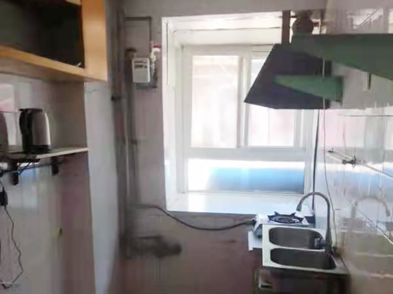 廚衛(wèi)改造施工：改造之前你需要將這些不滿意的地方進(jìn)行拆除，且拆除之后的垃圾也要及時清理，避免阻礙施工進(jìn)程。將不需要或是不滿意的地方進(jìn)行拆除后，留下的成品需要進(jìn)行施工保護(hù)，防止磕碰到，還可防止被上面的重物或是棱角碰壞。 水電改造可謂是改造衛(wèi)生間的重點(diǎn)，衛(wèi)生間原有的水電路管線往往有許多不合理的布局，所以在改造過程中要對原有的水電路進(jìn)行徹查，看是否存在銹蝕、老化等情況，若有，則需要更換新的電路、水路，如果線路良好，且沒有多大的問題，則只需要添加刪減線路就可以了。同時在改造的時候最好能做到以后維修和保養(yǎng)都比較方便，然后將其做好隱蔽處理。 衛(wèi)生間墻面上要做大約30厘米的防水涂料，以防積水浸透墻面，且要保證涂刷厚度均勻，還需要處理好地面和墻面交界處的各類管件的涂刷。待防水處理完全確定后，等待地面干透就可以做后續(xù)的工程了。