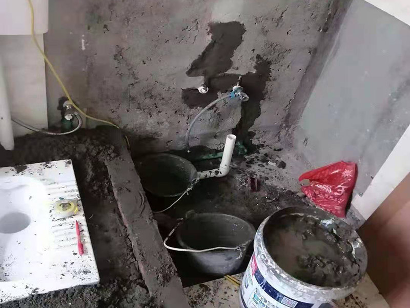 蹲便器安裝貼磚裝修：1.根據(jù)所安裝產(chǎn)品的排污口，在離墻適當(dāng)?shù)奈恢妙A(yù)留下水管道，同時(shí)確定下水管道入口距地平面的距離。 2.在地面下預(yù)留安裝蹲便器的凹坑深度大于便器的高度。 3.將連接膠塞放入蹲便器的進(jìn)水孔內(nèi)卡緊。在與蹲便器進(jìn)水孔接觸的外邊緣涂上一層玻璃膠或油灰，將進(jìn)水管插入膠塞進(jìn)水孔內(nèi)，使其與膠塞密封良好，以防漏水。 4.在蹲便器的出水口的邊緣涂上一層玻璃膠或油灰，放入下水管道的入口旋合，用焦渣或其它填充物將便器架設(shè)水平。 5.打開進(jìn)水系統(tǒng)，檢查各接合處有無漏水情況，若出現(xiàn)漏水，則要檢查各接合處的情況。直至問題解決。 6.檢查各接合處無漏水情況后，用填充物將便器周圍填實(shí)，同時(shí)陶瓷與水泥砂漿的接觸面填上 1cm 以上的瀝青或油氈等彈性材料。 7.用水泥砂漿將蹲便器固定在水平面內(nèi)，平穩(wěn)、牢固后，然后在水泥面上鋪貼衛(wèi)生間地磚。 8.試沖水，若無異常即可使用。