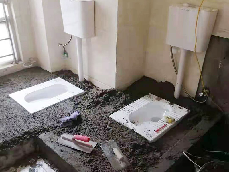 蹲便器安裝貼磚裝修：1.根據(jù)所安裝產(chǎn)品的排污口，在離墻適當(dāng)?shù)奈恢妙A(yù)留下水管道，同時(shí)確定下水管道入口距地平面的距離。 2.在地面下預(yù)留安裝蹲便器的凹坑深度大于便器的高度。 3.將連接膠塞放入蹲便器的進(jìn)水孔內(nèi)卡緊。在與蹲便器進(jìn)水孔接觸的外邊緣涂上一層玻璃膠或油灰，將進(jìn)水管插入膠塞進(jìn)水孔內(nèi)，使其與膠塞密封良好，以防漏水。 4.在蹲便器的出水口的邊緣涂上一層玻璃膠或油灰，放入下水管道的入口旋合，用焦渣或其它填充物將便器架設(shè)水平。 5.打開進(jìn)水系統(tǒng)，檢查各接合處有無漏水情況，若出現(xiàn)漏水，則要檢查各接合處的情況。直至問題解決。 6.檢查各接合處無漏水情況后，用填充物將便器周圍填實(shí)，同時(shí)陶瓷與水泥砂漿的接觸面填上 1cm 以上的瀝青或油氈等彈性材料。 7.用水泥砂漿將蹲便器固定在水平面內(nèi)，平穩(wěn)、牢固后，然后在水泥面上鋪貼衛(wèi)生間地磚。 8.試沖水，若無異常即可使用。