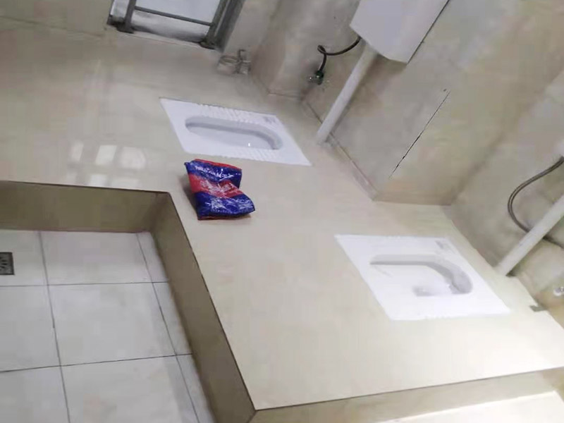 蹲便器安裝貼磚裝修：1.根據(jù)所安裝產(chǎn)品的排污口，在離墻適當(dāng)?shù)奈恢妙A(yù)留下水管道，同時(shí)確定下水管道入口距地平面的距離。 2.在地面下預(yù)留安裝蹲便器的凹坑深度大于便器的高度。 3.將連接膠塞放入蹲便器的進(jìn)水孔內(nèi)卡緊。在與蹲便器進(jìn)水孔接觸的外邊緣涂上一層玻璃膠或油灰，將進(jìn)水管插入膠塞進(jìn)水孔內(nèi)，使其與膠塞密封良好，以防漏水。 4.在蹲便器的出水口的邊緣涂上一層玻璃膠或油灰，放入下水管道的入口旋合，用焦渣或其它填充物將便器架設(shè)水平。 5.打開進(jìn)水系統(tǒng)，檢查各接合處有無漏水情況，若出現(xiàn)漏水，則要檢查各接合處的情況。直至問題解決。 6.檢查各接合處無漏水情況后，用填充物將便器周圍填實(shí)，同時(shí)陶瓷與水泥砂漿的接觸面填上 1cm 以上的瀝青或油氈等彈性材料。 7.用水泥砂漿將蹲便器固定在水平面內(nèi)，平穩(wěn)、牢固后，然后在水泥面上鋪貼衛(wèi)生間地磚。 8.試沖水，若無異常即可使用。