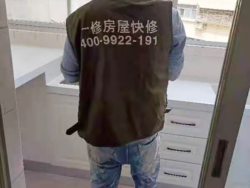 舊櫥柜更換安裝：櫥柜安裝一般先從地柜開始。把櫥柜外包裝拆開后。在櫥柜的邊緣貼上防火膜封邊。在下柜底部安裝上支腳，根據(jù)地面水平高度調(diào)整櫥柜。 櫥柜安裝需要找出基準(zhǔn)點(diǎn)，L型廚房從直角處向兩邊延伸，U型廚房則先將中間的一字型柜體放整齊后，再從兩個直角處向兩邊站看，這樣可以避免出現(xiàn)縫隙。 櫥柜框架安裝牢固定位后，需要在櫥柜背面。一般安裝下水都會現(xiàn)場開孔，工人會用專業(yè)的打孔器按照管道大小進(jìn)行打孔，打孔的直徑應(yīng)比管道大3-4毫米，并且打孔后要將開孔部分用密封條封邊，防止邊緣滲水木材變形。把打好孔的背板根據(jù)櫥柜位置，依次封裝進(jìn)去。接下去就是安裝吊柜了。同下柜一樣，吊柜也需要根據(jù)需要現(xiàn)場打孔，比如脫排油煙機(jī)的排煙管的孔位。