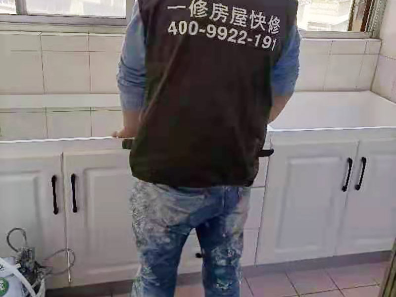 舊櫥柜更換安裝：櫥柜安裝一般先從地柜開始。把櫥柜外包裝拆開后。在櫥柜的邊緣貼上防火膜封邊。在下柜底部安裝上支腳，根據(jù)地面水平高度調(diào)整櫥柜。 櫥柜安裝需要找出基準(zhǔn)點(diǎn)，L型廚房從直角處向兩邊延伸，U型廚房則先將中間的一字型柜體放整齊后，再從兩個直角處向兩邊站看，這樣可以避免出現(xiàn)縫隙。 櫥柜框架安裝牢固定位后，需要在櫥柜背面。一般安裝下水都會現(xiàn)場開孔，工人會用專業(yè)的打孔器按照管道大小進(jìn)行打孔，打孔的直徑應(yīng)比管道大3-4毫米，并且打孔后要將開孔部分用密封條封邊，防止邊緣滲水木材變形。把打好孔的背板根據(jù)櫥柜位置，依次封裝進(jìn)去。接下去就是安裝吊柜了。同下柜一樣，吊柜也需要根據(jù)需要現(xiàn)場打孔，比如脫排油煙機(jī)的排煙管的孔位。