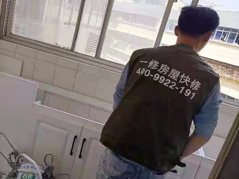 舊櫥柜更換安裝：櫥柜安裝一般先從地柜開始。把櫥柜外包裝拆開后。在櫥柜的邊緣貼上防火膜封邊。在下柜底部安裝上支腳，根據(jù)地面水平高度調(diào)整櫥柜。 櫥柜安裝需要找出基準(zhǔn)點(diǎn)，L型廚房從直角處向兩邊延伸，U型廚房則先將中間的一字型柜體放整齊后，再從兩個直角處向兩邊站看，這樣可以避免出現(xiàn)縫隙。 櫥柜框架安裝牢固定位后，需要在櫥柜背面。一般安裝下水都會現(xiàn)場開孔，工人會用專業(yè)的打孔器按照管道大小進(jìn)行打孔，打孔的直徑應(yīng)比管道大3-4毫米，并且打孔后要將開孔部分用密封條封邊，防止邊緣滲水木材變形。把打好孔的背板根據(jù)櫥柜位置，依次封裝進(jìn)去。接下去就是安裝吊柜了。同下柜一樣，吊柜也需要根據(jù)需要現(xiàn)場打孔，比如脫排油煙機(jī)的排煙管的孔位。