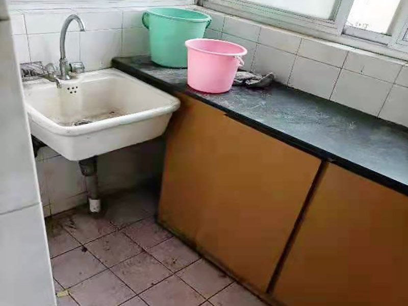 舊櫥柜更換安裝：櫥柜安裝一般先從地柜開始。把櫥柜外包裝拆開后。在櫥柜的邊緣貼上防火膜封邊。在下柜底部安裝上支腳，根據(jù)地面水平高度調(diào)整櫥柜。 櫥柜安裝需要找出基準(zhǔn)點(diǎn)，L型廚房從直角處向兩邊延伸，U型廚房則先將中間的一字型柜體放整齊后，再從兩個直角處向兩邊站看，這樣可以避免出現(xiàn)縫隙。 櫥柜框架安裝牢固定位后，需要在櫥柜背面。一般安裝下水都會現(xiàn)場開孔，工人會用專業(yè)的打孔器按照管道大小進(jìn)行打孔，打孔的直徑應(yīng)比管道大3-4毫米，并且打孔后要將開孔部分用密封條封邊，防止邊緣滲水木材變形。把打好孔的背板根據(jù)櫥柜位置，依次封裝進(jìn)去。接下去就是安裝吊柜了。同下柜一樣，吊柜也需要根據(jù)需要現(xiàn)場打孔，比如脫排油煙機(jī)的排煙管的孔位。