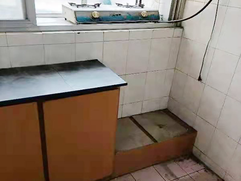 舊櫥柜更換安裝：櫥柜安裝一般先從地柜開始。把櫥柜外包裝拆開后。在櫥柜的邊緣貼上防火膜封邊。在下柜底部安裝上支腳，根據(jù)地面水平高度調(diào)整櫥柜。 櫥柜安裝需要找出基準(zhǔn)點(diǎn)，L型廚房從直角處向兩邊延伸，U型廚房則先將中間的一字型柜體放整齊后，再從兩個直角處向兩邊站看，這樣可以避免出現(xiàn)縫隙。 櫥柜框架安裝牢固定位后，需要在櫥柜背面。一般安裝下水都會現(xiàn)場開孔，工人會用專業(yè)的打孔器按照管道大小進(jìn)行打孔，打孔的直徑應(yīng)比管道大3-4毫米，并且打孔后要將開孔部分用密封條封邊，防止邊緣滲水木材變形。把打好孔的背板根據(jù)櫥柜位置，依次封裝進(jìn)去。接下去就是安裝吊柜了。同下柜一樣，吊柜也需要根據(jù)需要現(xiàn)場打孔，比如脫排油煙機(jī)的排煙管的孔位。