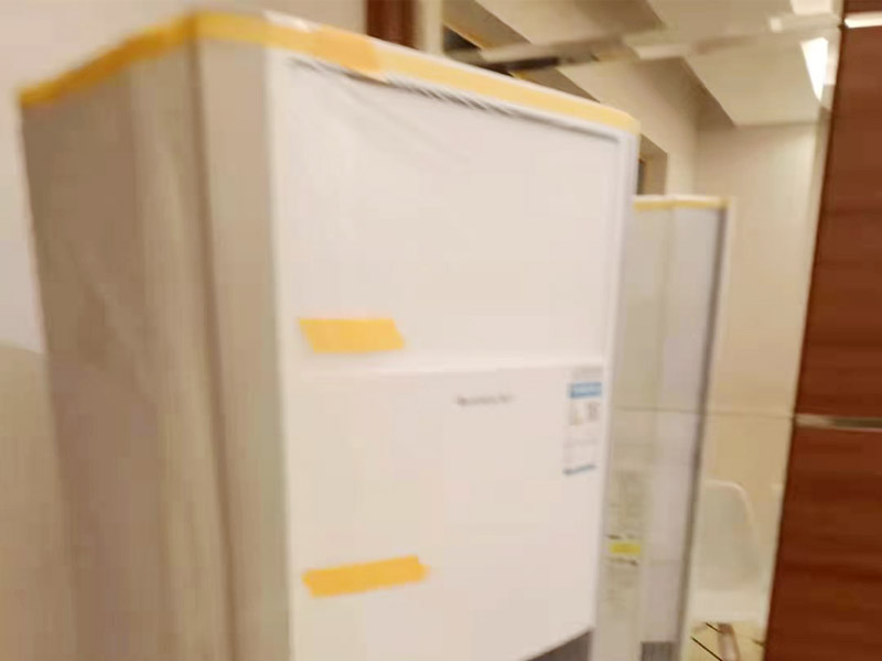 家電窗戶成品保護(hù)：地磚、地面石材保護(hù)方式：滿鋪成品瓦楞紙板，再用干凈彩條布滿鋪在普通石膏板上，在彩條布交接處及轉(zhuǎn)角處用膠帶固定，也可選用木芯板或三夾板。材料選用視上人、車情況而定。 開關(guān)插座的保護(hù)方式：用美紋紙滿包或采用透明塑料蓋保護(hù)。 門套的保護(hù)方式：用原門框保護(hù)膜，或者多層板或密度板，報紙，美紋紙保護(hù)。 玻璃鏡子的保護(hù)方式：塑料氣泡膜滿貼，用美紋紙進(jìn)行粘貼固定保護(hù)。