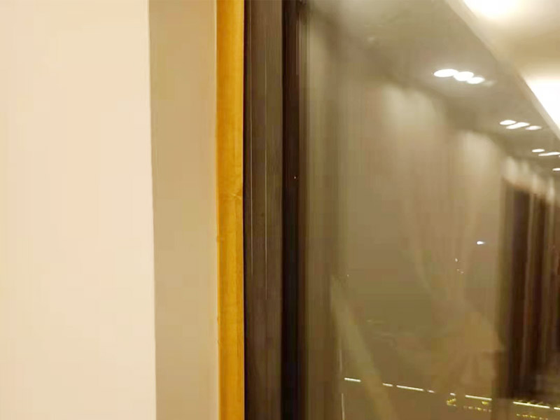 家電窗戶成品保護(hù)：地磚、地面石材保護(hù)方式：滿鋪成品瓦楞紙板，再用干凈彩條布滿鋪在普通石膏板上，在彩條布交接處及轉(zhuǎn)角處用膠帶固定，也可選用木芯板或三夾板。材料選用視上人、車情況而定。 開關(guān)插座的保護(hù)方式：用美紋紙滿包或采用透明塑料蓋保護(hù)。 門套的保護(hù)方式：用原門框保護(hù)膜，或者多層板或密度板，報紙，美紋紙保護(hù)。 玻璃鏡子的保護(hù)方式：塑料氣泡膜滿貼，用美紋紙進(jìn)行粘貼固定保護(hù)。