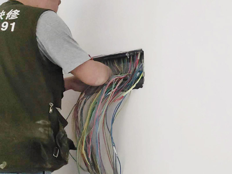 家庭電路排線維修：為避免發(fā)生裝修火災(zāi)，施工人員必須嚴(yán)格按照有關(guān)電力設(shè)計(jì)技術(shù)規(guī)范和有關(guān)規(guī)定進(jìn)行施工，裝修內(nèi)層須使用防火裝潢材料。裝修時(shí)不能亂拉、亂接。要考慮便于檢查線路，絕緣層破損要及時(shí)更換。裝修布線之前，首先應(yīng)將所有電路進(jìn)行綜合設(shè)計(jì)、進(jìn)行總體規(guī)劃。這樣不僅節(jié)省時(shí)間，也有利于以后的檢修維護(hù)。在這方面，弱電的要求則更細(xì)致些。