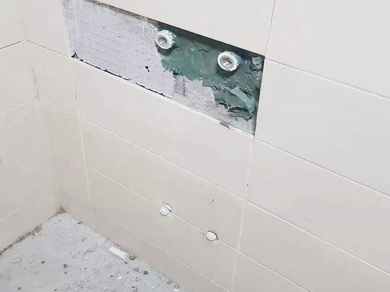 局部改造維修：衛(wèi)生間改造中水電的改造尤為重要且需要最早開始著手，由于會涉及到浴霸采暖、燈光的線路走向、水管的入墻等問題，所以在改造之前需制定一個詳細的水電走向設(shè)計，從而提高安全質(zhì)量以及滿足裝修業(yè)主們生活的需要。 其次就是需要對其做相應(yīng)的防水處理。因為在日常的家庭中，衛(wèi)生間的水是處處可見的，非常潮濕。衛(wèi)生間內(nèi)的防水涂料是由地面延伸到墻面的，涂刷過程中精良的保證厚度均勻。還需要處理好地面和墻面交界處的各類管件的涂刷。待防水處理完全確定后，等待地面干透就可以做后續(xù)的工程了。 接下來就是貼瓷磚了。衛(wèi)生間改造中貼瓷磚不僅僅會有裝飾作用還能加強墻面和地面的防水效果。 衛(wèi)生間改造中一般都需要做吊頂處理，當(dāng)然，美觀的同時作為淋浴的場所防水等方面也需要注意