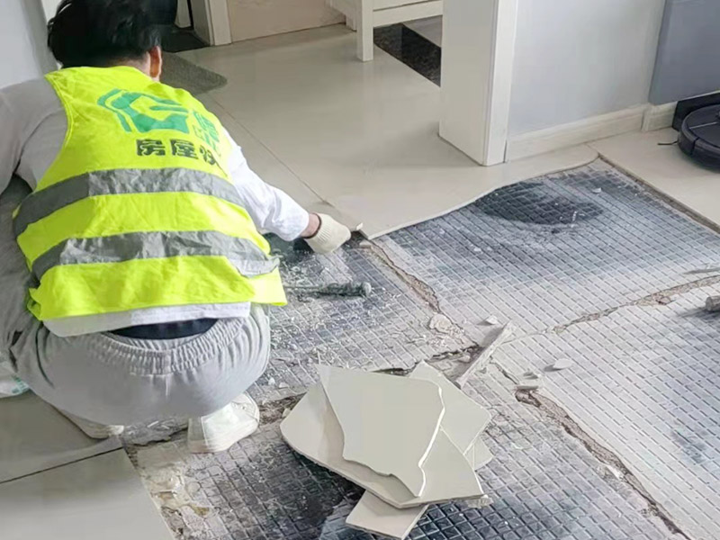 客廳地磚起翹修復：將油灰刀的邊緣滑入松散的瓷磚與其旁邊的瓷磚之間的接縫中。撬起瓷磚并將其移除。用金屬刮刀或小的撬桿的平坦邊緣刮掉基材和瓷磚背面的稀釋劑或瓷磚粘合劑。用相同的工具刮擦周圍空間的舊水泥漿。用清水沖洗除去翹起的瓷磚，然后用濕海綿擦拭，使其干凈。將砂漿抹在缺口邊緣上，然后將稀釋水泥砂漿抹在瓷磚的背面，將瓷磚鋪回原位。如果難以將瓷磚平整，則將瓷磚墊片插入接縫或修補物與包圍它的瓷磚之間的接縫或接縫中。刮掉多余的漿液，并讓該區(qū)域靜置約10分鐘。用水蘸軟海綿，然后輕輕擦拭修復區(qū)域。瓷磚上出現(xiàn)一層干粉后，請用干抹布擦拭。