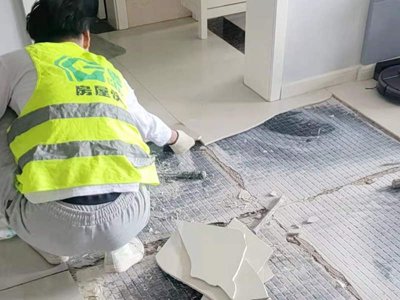 客廳地磚起翹修復：將油灰刀的邊緣滑入松散的瓷磚與其旁邊的瓷磚之間的接縫中。撬起瓷磚并將其移除。用金屬刮刀或小的撬桿的平坦邊緣刮掉基材和瓷磚背面的稀釋劑或瓷磚粘合劑。用相同的工具刮擦周圍空間的舊水泥漿。用清水沖洗除去翹起的瓷磚，然后用濕海綿擦拭，使其干凈。將砂漿抹在缺口邊緣上，然后將稀釋水泥砂漿抹在瓷磚的背面，將瓷磚鋪回原位。如果難以將瓷磚平整，則將瓷磚墊片插入接縫或修補物與包圍它的瓷磚之間的接縫或接縫中。刮掉多余的漿液，并讓該區(qū)域靜置約10分鐘。用水蘸軟海綿，然后輕輕擦拭修復區(qū)域。瓷磚上出現(xiàn)一層干粉后，請用干抹布擦拭。