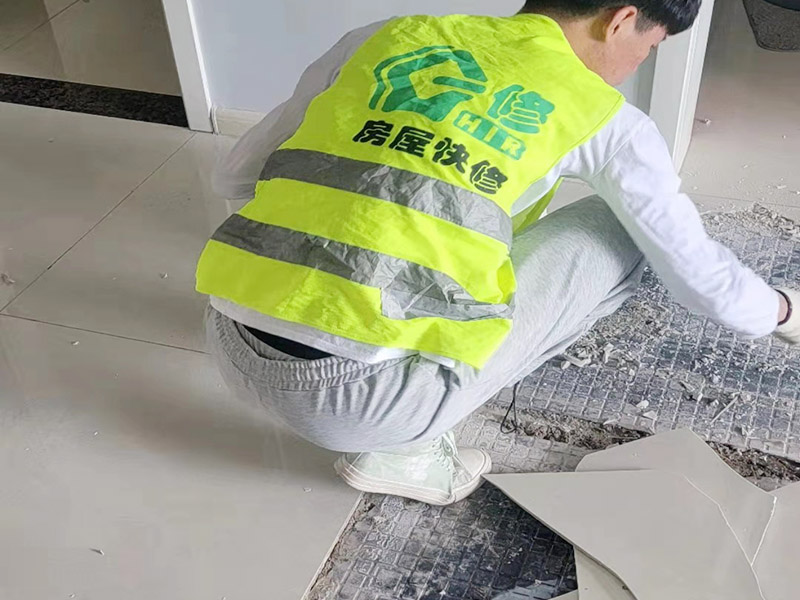 客廳地磚起翹修復：將油灰刀的邊緣滑入松散的瓷磚與其旁邊的瓷磚之間的接縫中。撬起瓷磚并將其移除。用金屬刮刀或小的撬桿的平坦邊緣刮掉基材和瓷磚背面的稀釋劑或瓷磚粘合劑。用相同的工具刮擦周圍空間的舊水泥漿。用清水沖洗除去翹起的瓷磚，然后用濕海綿擦拭，使其干凈。將砂漿抹在缺口邊緣上，然后將稀釋水泥砂漿抹在瓷磚的背面，將瓷磚鋪回原位。如果難以將瓷磚平整，則將瓷磚墊片插入接縫或修補物與包圍它的瓷磚之間的接縫或接縫中。刮掉多余的漿液，并讓該區(qū)域靜置約10分鐘。用水蘸軟海綿，然后輕輕擦拭修復區(qū)域。瓷磚上出現(xiàn)一層干粉后，請用干抹布擦拭。