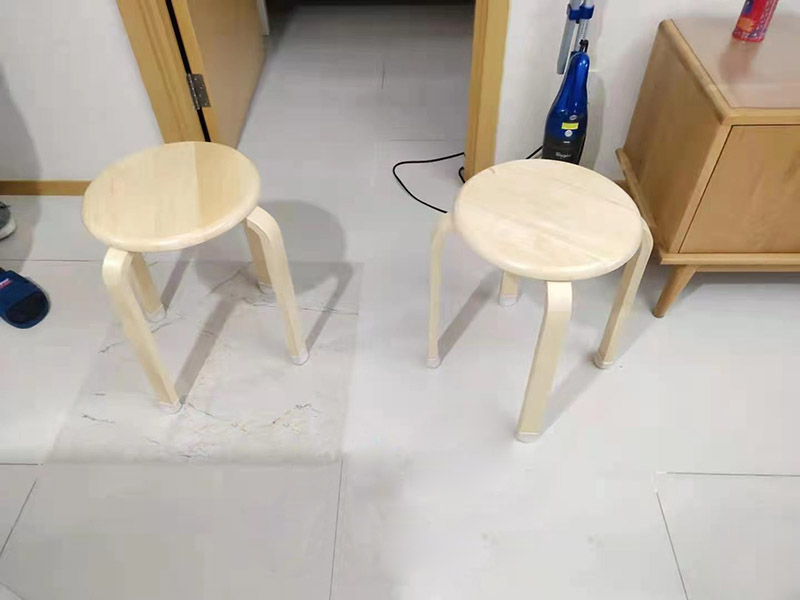 客廳地磚起翹修復：將油灰刀的邊緣滑入松散的瓷磚與其旁邊的瓷磚之間的接縫中。撬起瓷磚并將其移除。用金屬刮刀或小的撬桿的平坦邊緣刮掉基材和瓷磚背面的稀釋劑或瓷磚粘合劑。用相同的工具刮擦周圍空間的舊水泥漿。用清水沖洗除去翹起的瓷磚，然后用濕海綿擦拭，使其干凈。將砂漿抹在缺口邊緣上，然后將稀釋水泥砂漿抹在瓷磚的背面，將瓷磚鋪回原位。如果難以將瓷磚平整，則將瓷磚墊片插入接縫或修補物與包圍它的瓷磚之間的接縫或接縫中。刮掉多余的漿液，并讓該區(qū)域靜置約10分鐘。用水蘸軟海綿，然后輕輕擦拭修復區(qū)域。瓷磚上出現(xiàn)一層干粉后，請用干抹布擦拭。